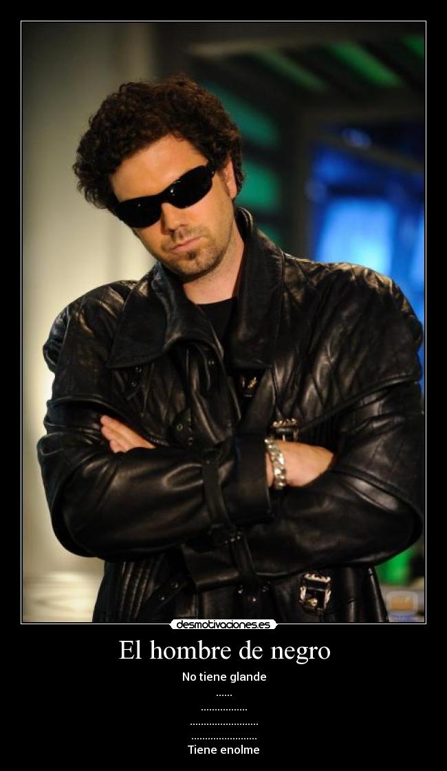 El hombre de negro - No tiene glande
......
.................
.........................
........................
Tiene enolme