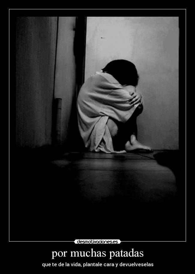 por muchas patadas -