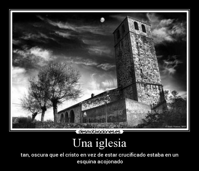 Una iglesia - tan, oscura que el cristo en vez de estar crucificado estaba en un esquina acojonado