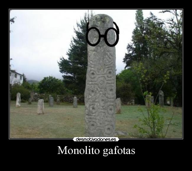 Monolito gafotas -