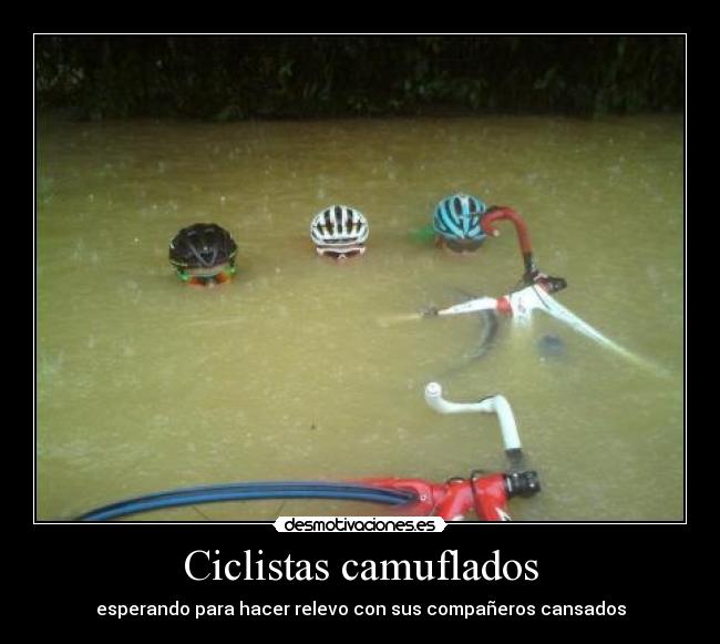 Ciclistas camuflados - esperando para hacer relevo con sus compañeros cansados