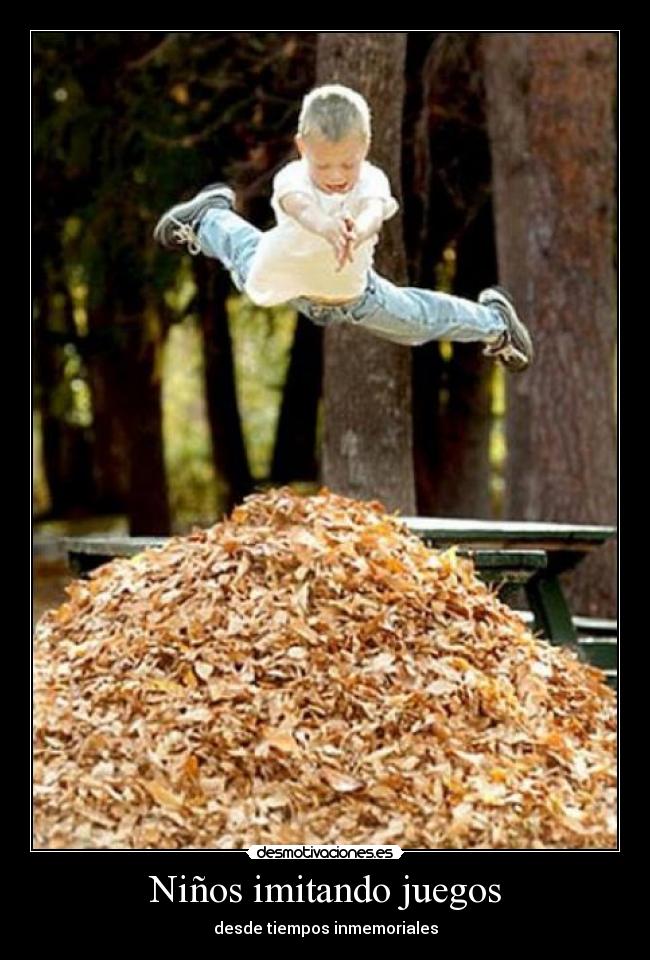 Niños imitando juegos -