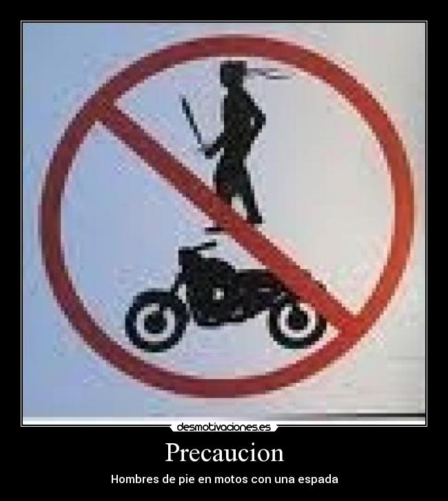 Precaucion - Hombres de pie en motos con una espada