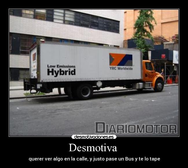 Desmotiva  - querer ver algo en la calle, y justo pase un Bus y te lo tape