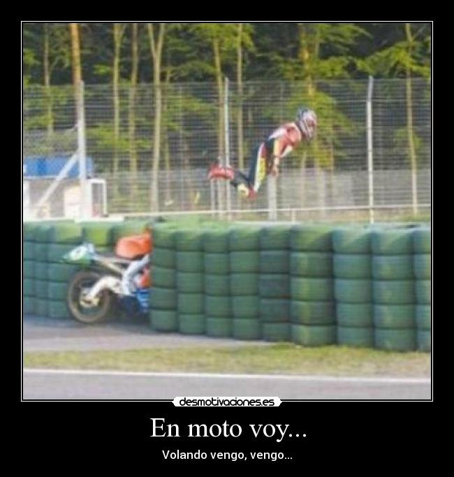 En moto voy... - Volando vengo, vengo...