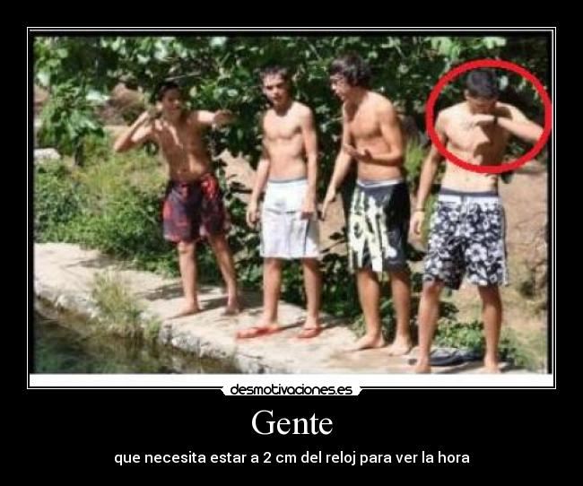 Gente - que necesita estar a 2 cm del reloj para ver la hora