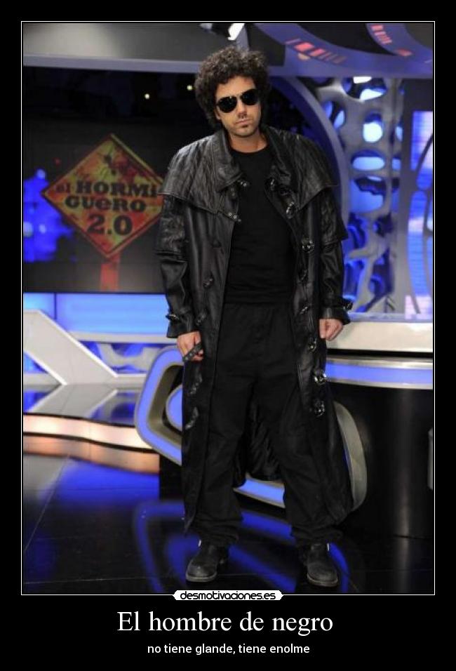 El hombre de negro  - no tiene glande, tiene enolme