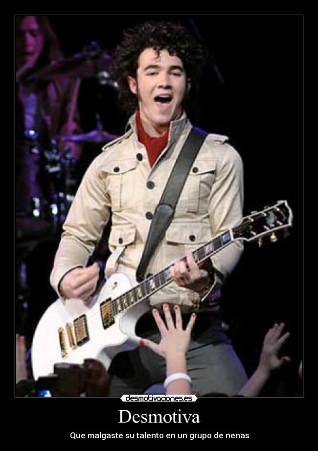 Desmotiva - Que malgaste su talento en un grupo de nenas