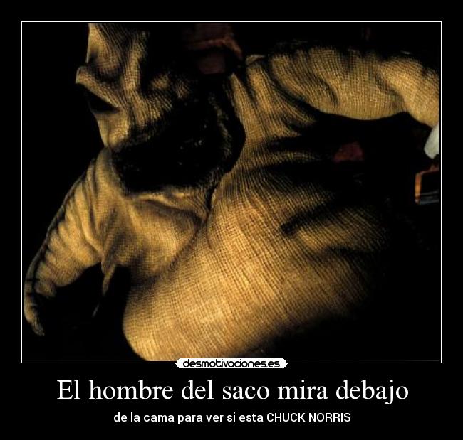 El hombre del saco mira debajo - de la cama para ver si esta CHUCK NORRIS