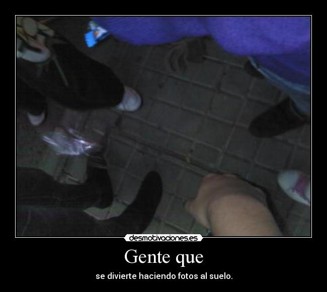 Gente que - se divierte haciendo fotos al suelo.