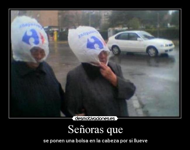 Señoras que - se ponen una bolsa en la cabeza por si llueve