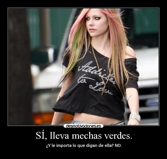 SÍ, lleva mechas verdes. - 