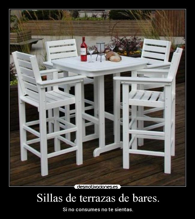 Sillas de terrazas de bares. - Si no consumes no te sientas.