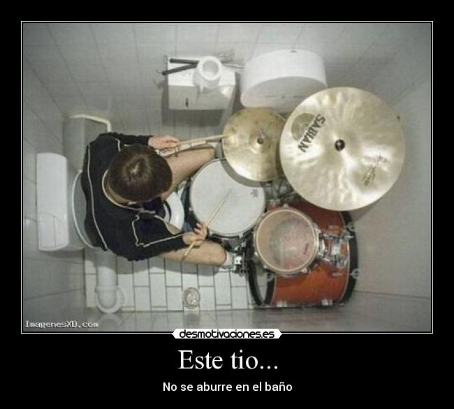 Este tio... - No se aburre en el baño