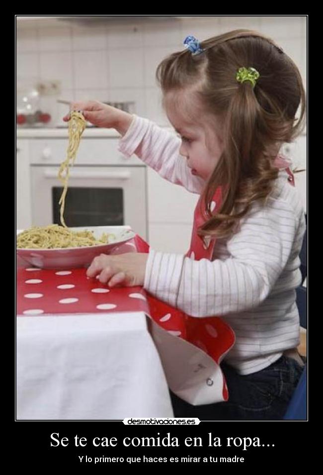 Se te cae comida en la ropa... - Y lo primero que haces es mirar a tu madre