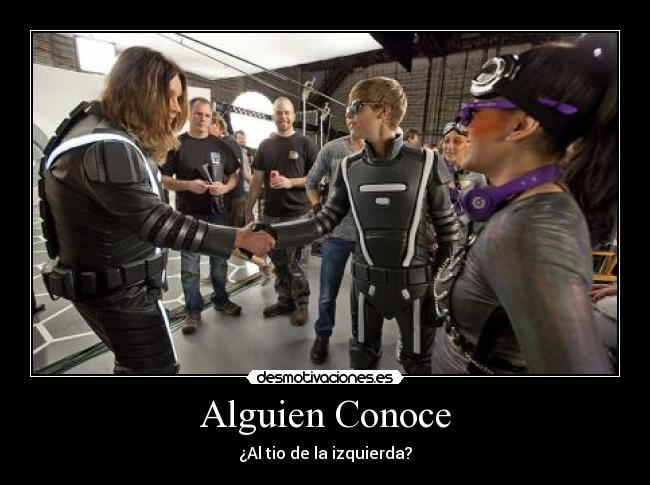 Alguien Conoce - ¿Al tio de la izquierda?