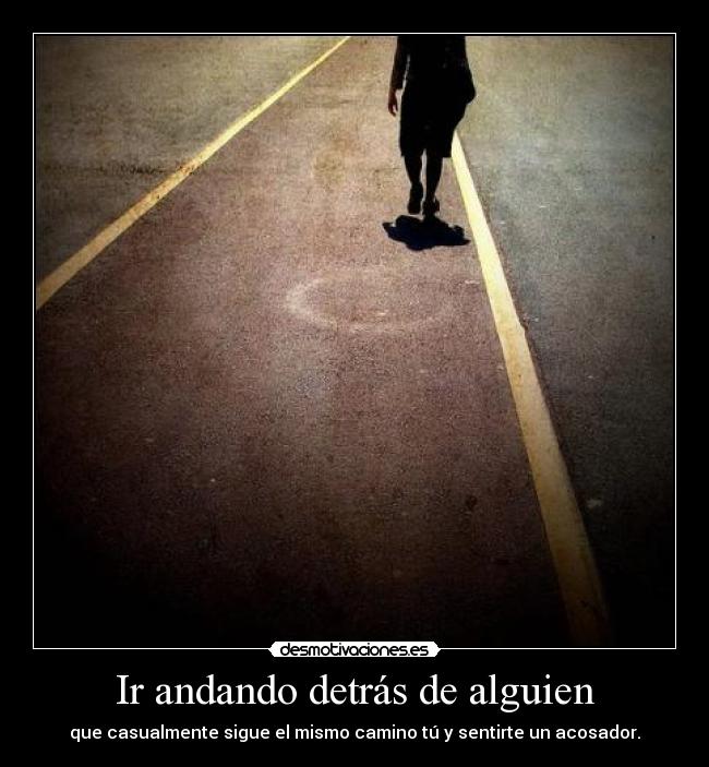 Ir andando detrás de alguien -