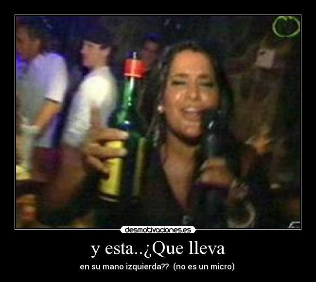 y esta..¿Que lleva - en su mano izquierda??  (no es un micro) 