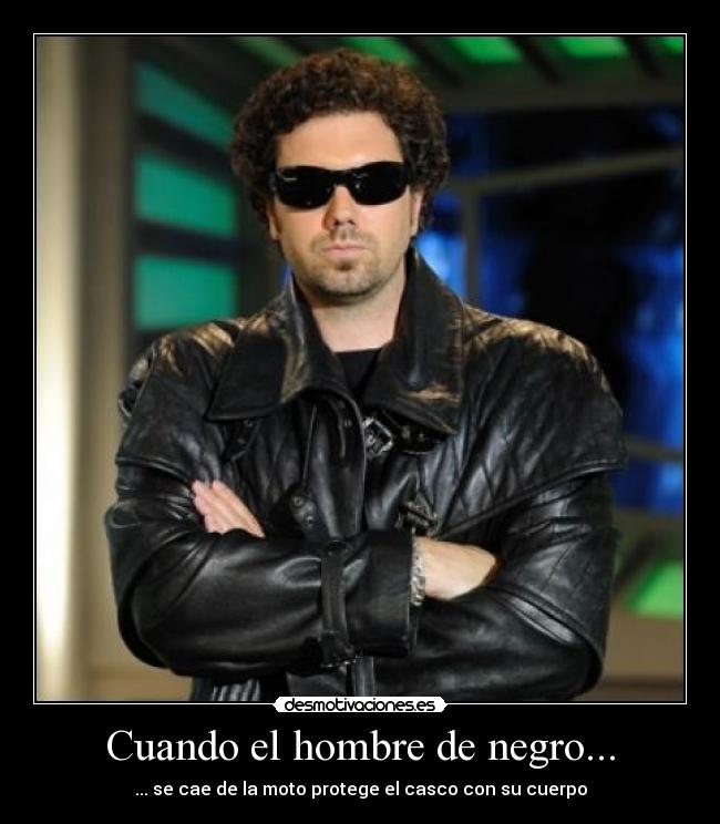 Cuando el hombre de negro... - ... se cae de la moto protege el casco con su cuerpo