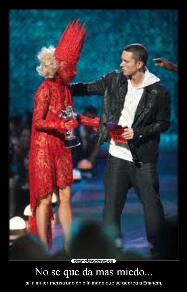No se que da mas miedo... - si la mujer-menstruación o la mano que se acerca a Eminem.