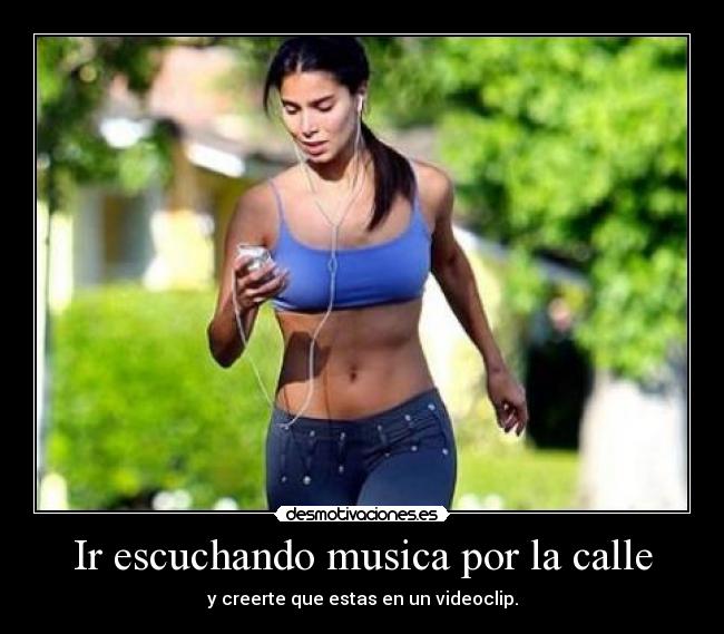 Ir escuchando musica por la calle -