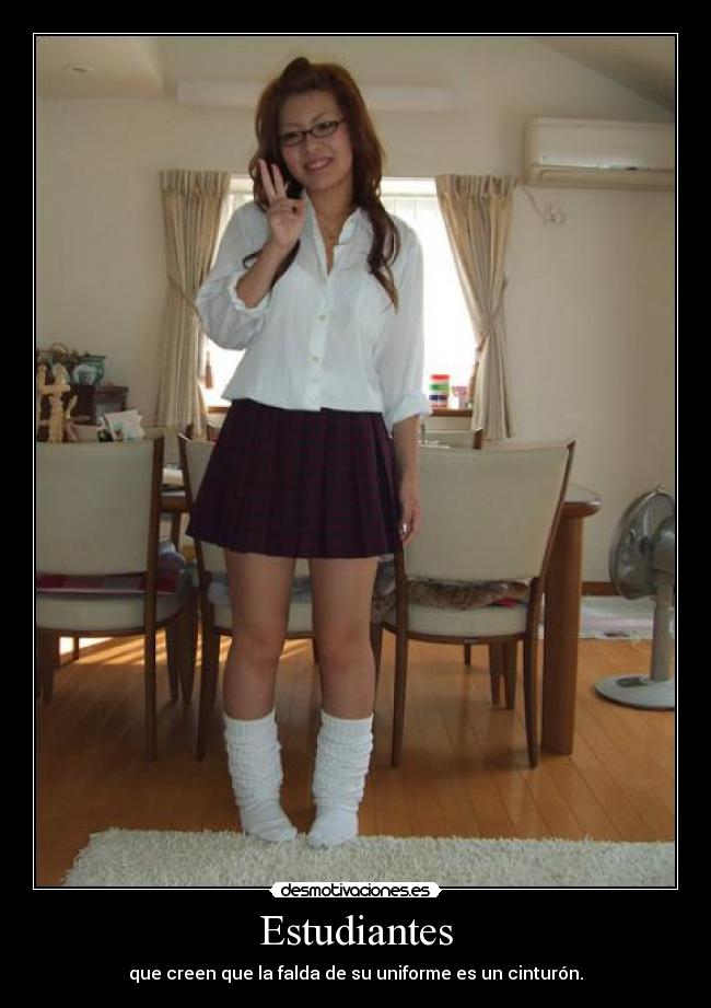 Estudiantes - que creen que la falda de su uniforme es un cinturón.