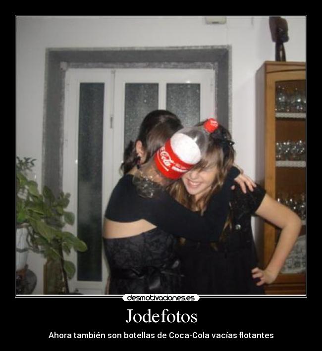 Jodefotos - Ahora también son botellas de Coca-Cola vacías flotantes