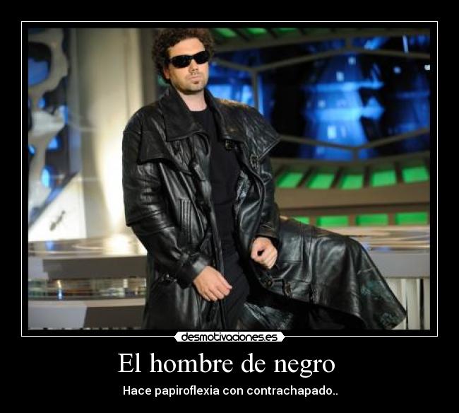 El hombre de negro - Hace papiroflexia con contrachapado..