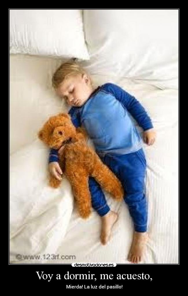 Voy a dormir, me acuesto, - Mierda! La luz del pasillo!