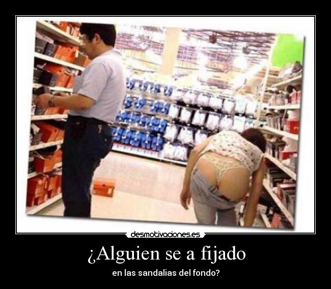 ¿Alguien se a fijado - en las sandalias del fondo?