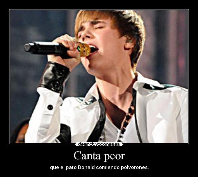 Canta peor - que el pato Donald comiendo polvorones.