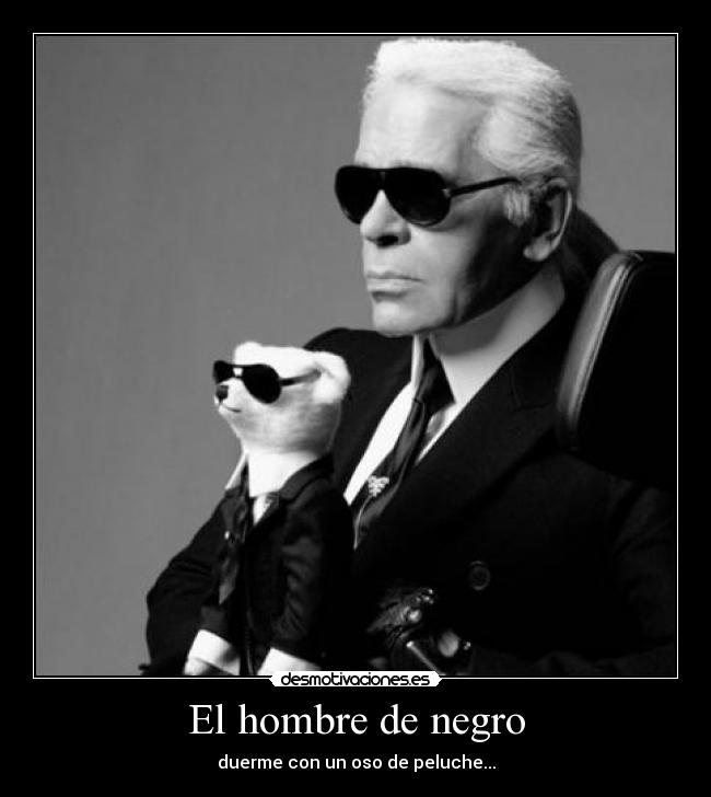 El hombre de negro - duerme con un oso de peluche...