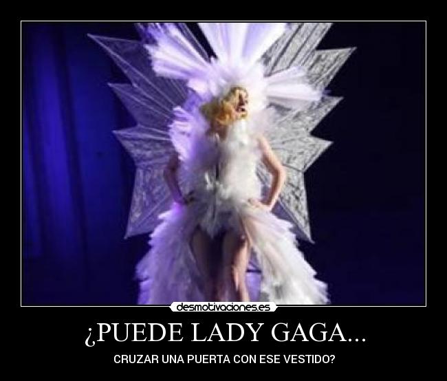 ¿PUEDE LADY GAGA... - CRUZAR UNA PUERTA CON ESE VESTIDO?