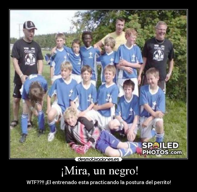 ¡Mira, un negro! - WTF??!! ¡El entrenado esta practicando la postura del perrito!