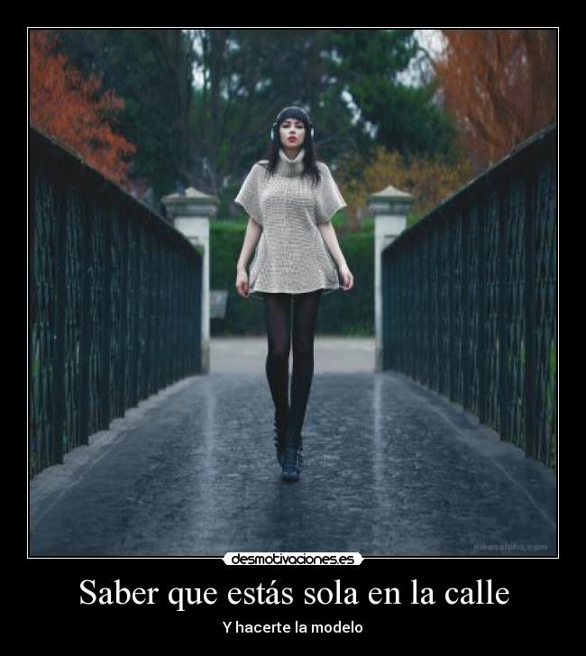 Saber que estás sola en la calle - Y hacerte la modelo