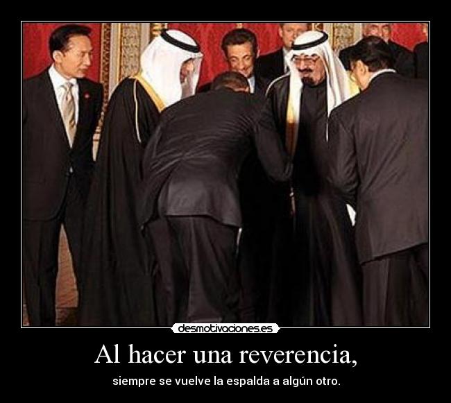 Al hacer una reverencia, - siempre se vuelve la espalda a algún otro.