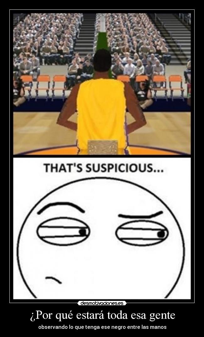 ¿Por qué estará toda esa gente - observando lo que tenga ese negro entre las manos
