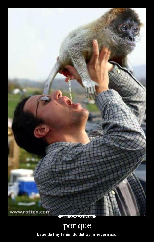 por que - bebe de hay teniendo detras la nevera azul