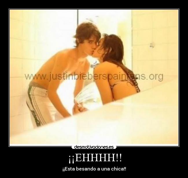 ¡¡EHHHH!! - ¡¡Esta besando a una chica!!