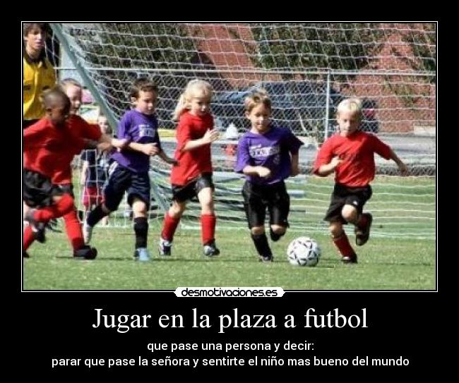 Jugar en la plaza a futbol -
