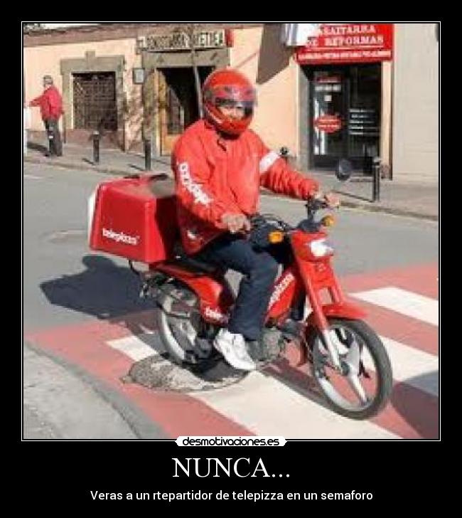 NUNCA... - Veras a un rtepartidor de telepizza en un semaforo