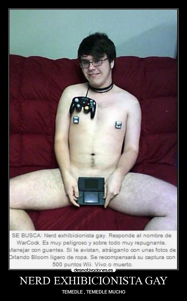 NERD EXHIBICIONISTA GAY -