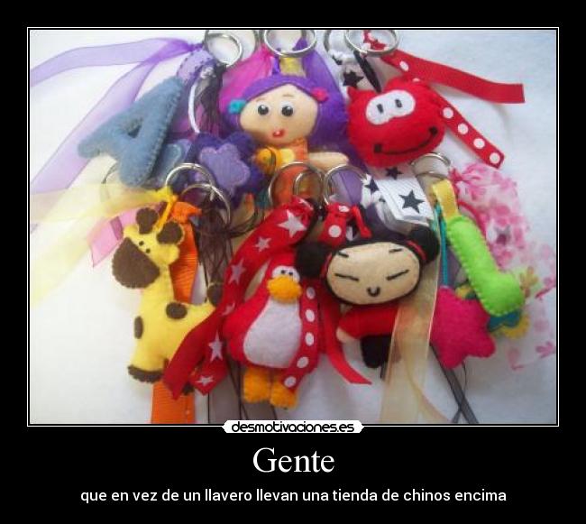 Gente - que en vez de un llavero llevan una tienda de chinos encima