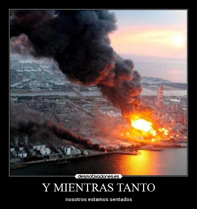 Y MIENTRAS TANTO - nosotros estamos sentados