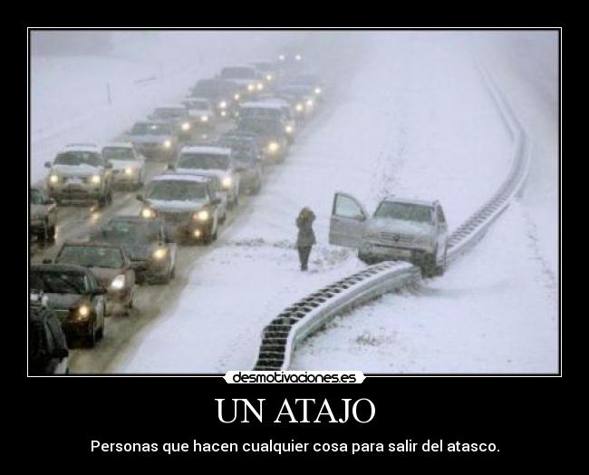 UN ATAJO - Personas que hacen cualquier cosa para salir del atasco.
