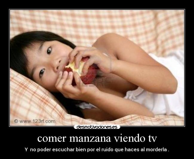 comer manzana viendo tv - 
