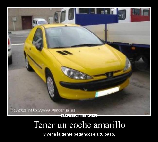 Tener un coche amarillo - y ver a la gente pegándose a tu paso.