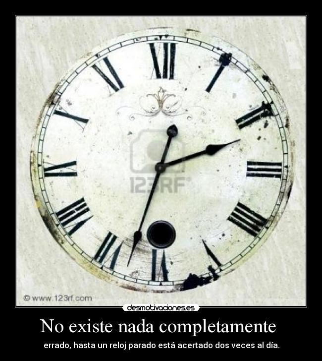 carteles reloj parado acertado dos veces dia desmotivaciones