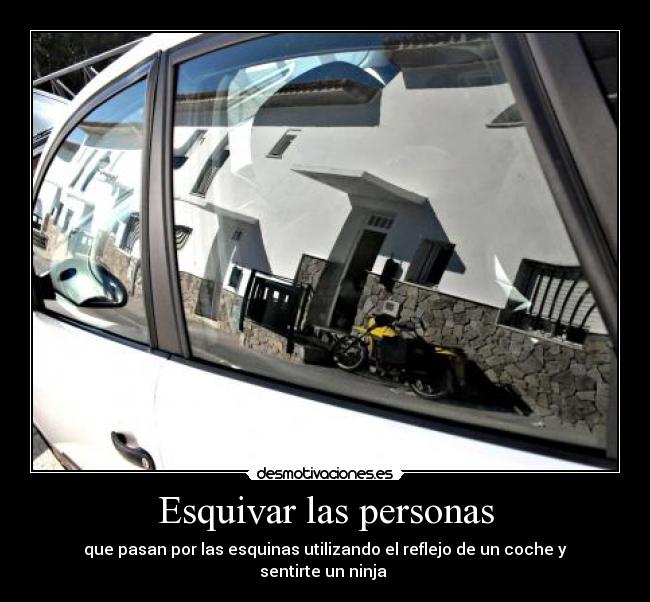 Esquivar las personas - que pasan por las esquinas utilizando el reflejo de un coche y sentirte un ninja