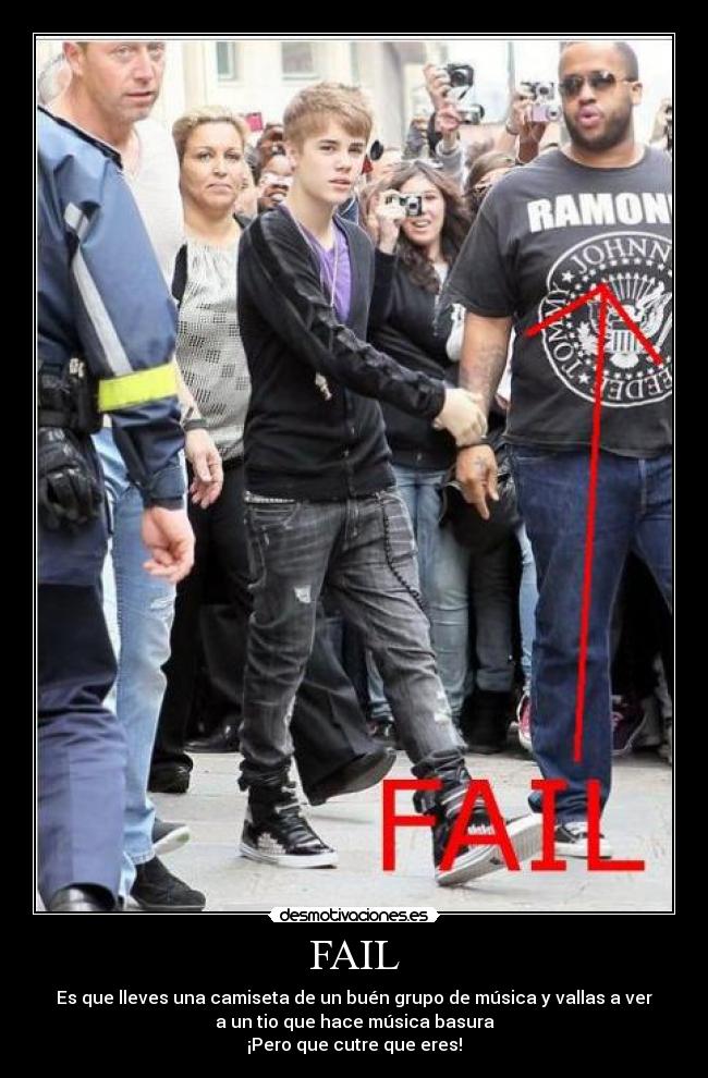 FAIL - Es que lleves una camiseta de un buén grupo de música y vallas a ver
a un tio que hace música basura
¡Pero que cutre que eres!